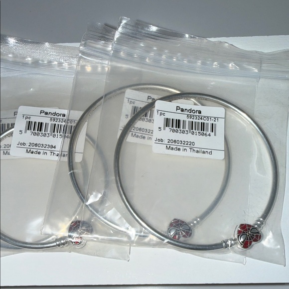 New Pandora Marvel Spider-Man Sterling Silver Bangle with Mask Clasp - Picture 2 of 4